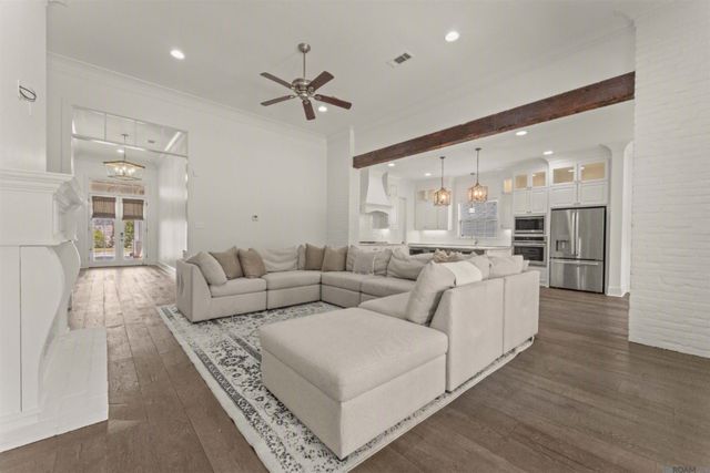 1954 Sugar Cane Ln, Baton Rouge, LA 70810