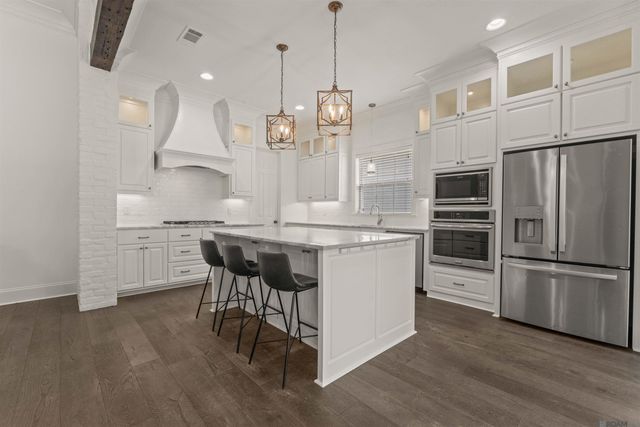 1954 Sugar Cane Ln, Baton Rouge, LA 70810