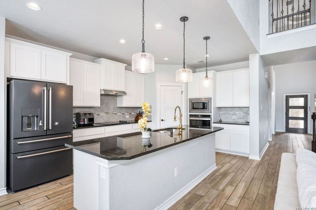 15214 Comanche Wolf, San Antonio, TX 78233