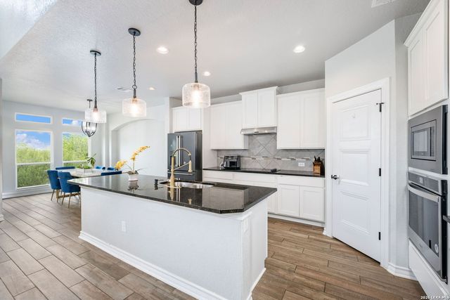 15214 Comanche Wolf, San Antonio, TX 78233