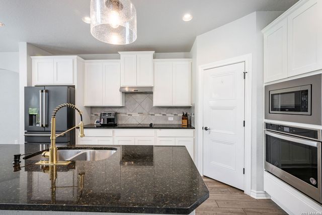 15214 Comanche Wolf, San Antonio, TX 78233