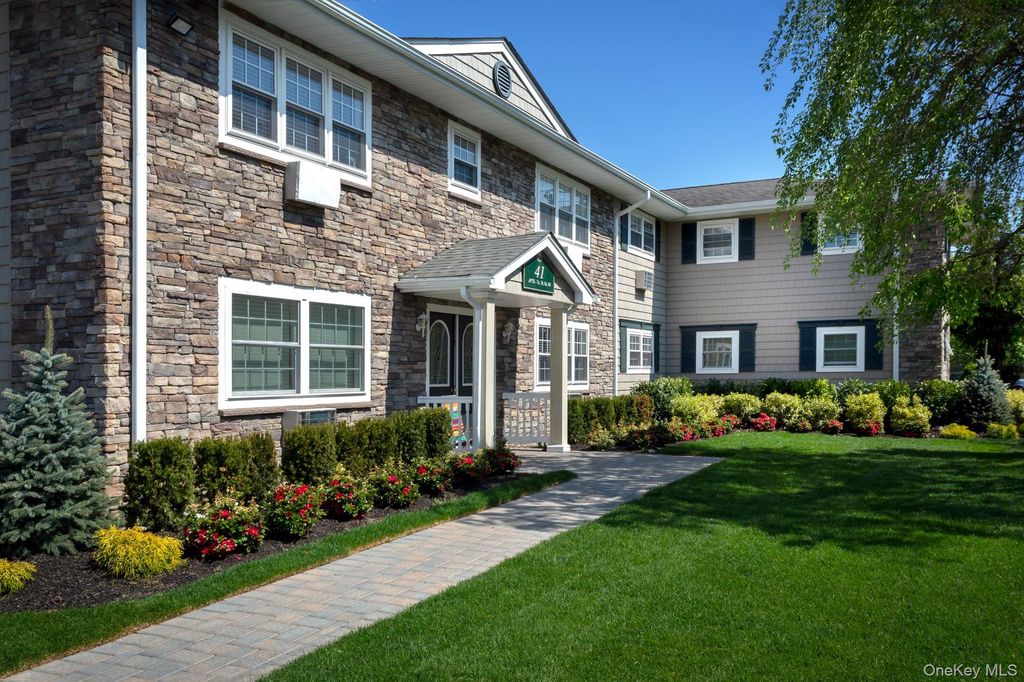 817 Long Island Avenue 13B, Deer Park, NY 11729