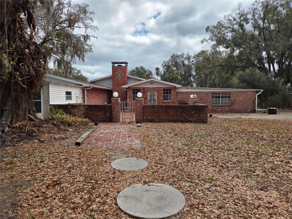 Image 3 of property listing at 4911 W SAM ALLEN ROAD, Plant City, FL 33565