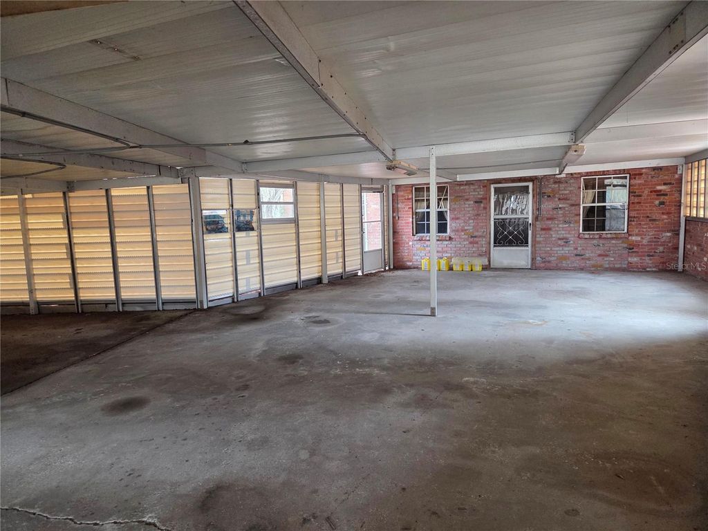 Image 6 of property listing at 4911 W SAM ALLEN ROAD, Plant City, FL 33565