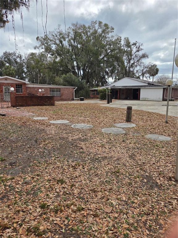 Image 9 of property listing at 4911 W SAM ALLEN ROAD, Plant City, FL 33565