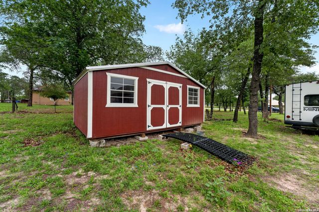 160 County Road 6874, Natalia, TX 78059