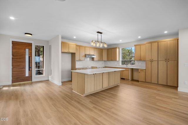 3335 NW Fairway Heights Drive, Bend, OR 97703