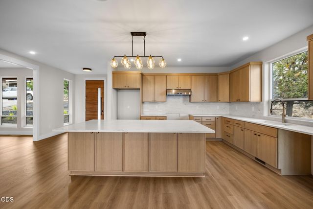 3335 NW Fairway Heights Drive, Bend, OR 97703