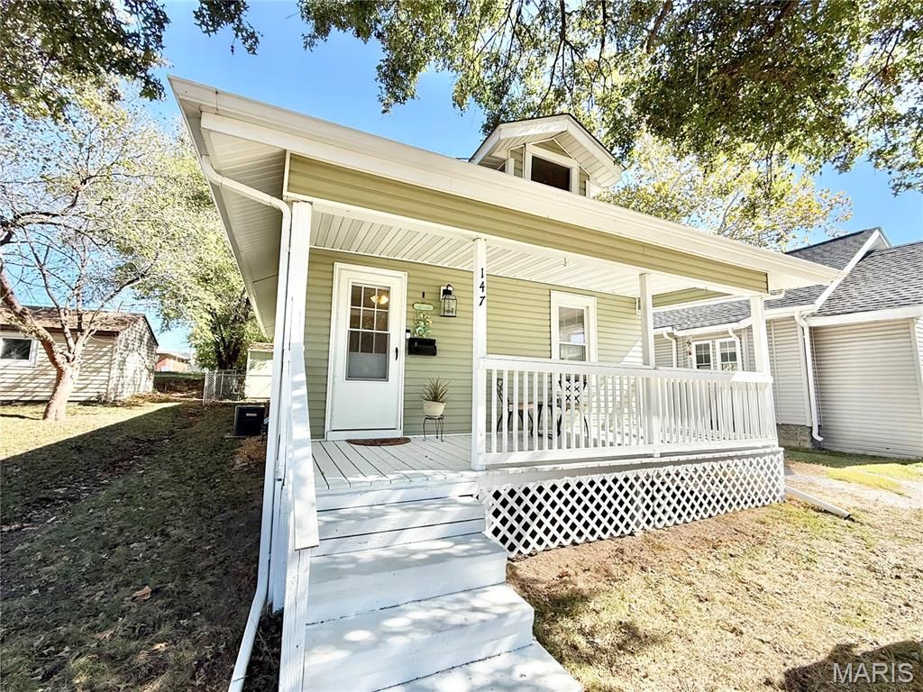 147 E Alton Avenue, East Alton, IL 62024