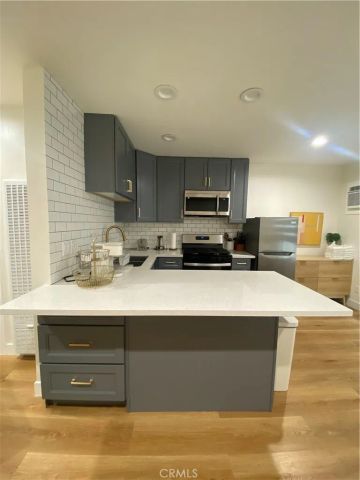 827 S Manhattan 205, Los Angeles, CA 90005