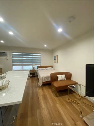 827 S Manhattan 205, Los Angeles, CA 90005