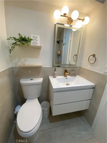 827 S Manhattan 205, Los Angeles, CA 90005
