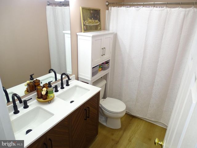 235 FISHER DR, York, PA 17404