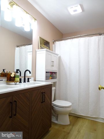 235 FISHER DR, York, PA 17404