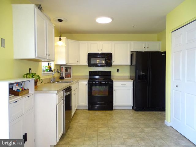 235 FISHER DR, York, PA 17404