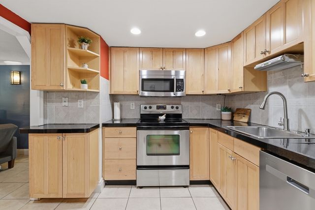 10 Hazelwood Ave 2, Dracut, MA 01826