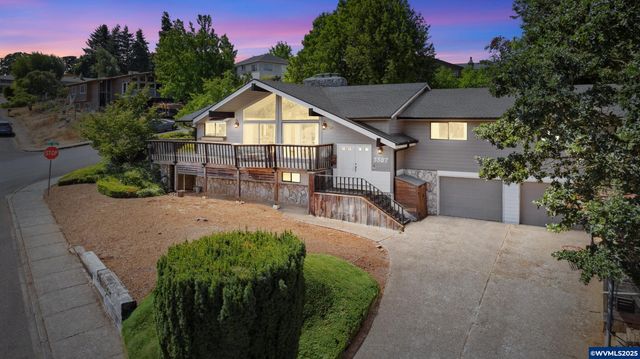 3387 Champlain Ct NW, Salem, OR 97304