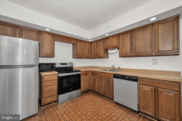 6 MASTENBROOK CT, Montgomery Village, MD 20886
