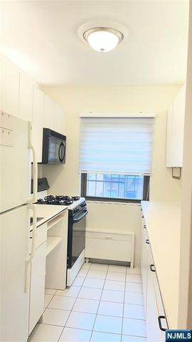 3021 EDWIN Edwin Avenue 4B, Fort Lee, NJ 07024