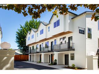 1667 Se SHERRETT St, Portland, OR 97202