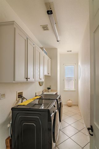 2105 Steinbeck Dr, Modesto, CA 95356