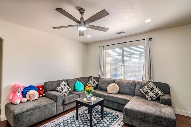 2105 Steinbeck Dr, Modesto, CA 95356