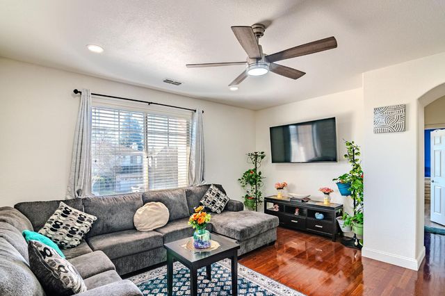 2105 Steinbeck Dr, Modesto, CA 95356