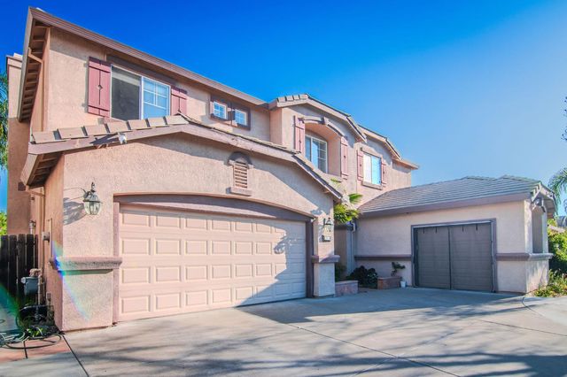 2105 Steinbeck Dr, Modesto, CA 95356