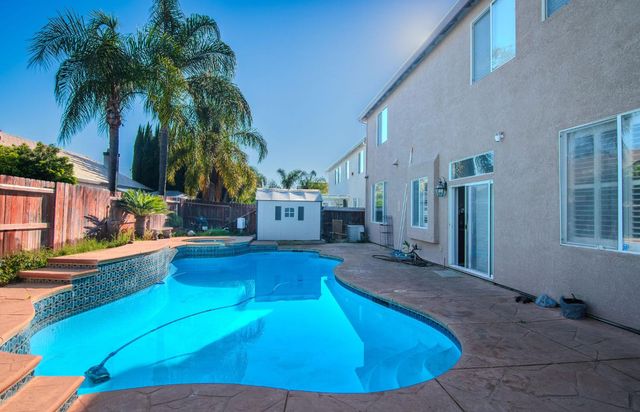 2105 Steinbeck Dr, Modesto, CA 95356