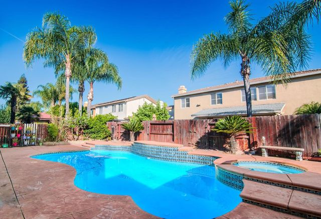 2105 Steinbeck Dr, Modesto, CA 95356