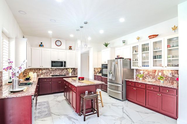 2105 Steinbeck Dr, Modesto, CA 95356