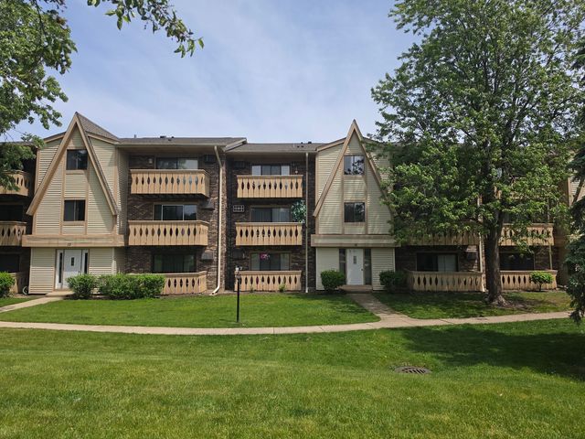 12 Parkside Court 10, Vernon Hills, IL 60061