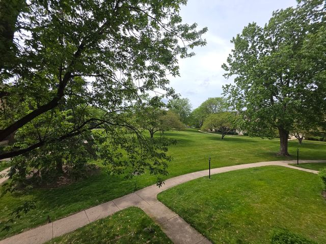 12 Parkside Court 10, Vernon Hills, IL 60061
