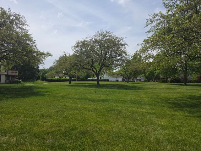 12 Parkside Court 10, Vernon Hills, IL 60061