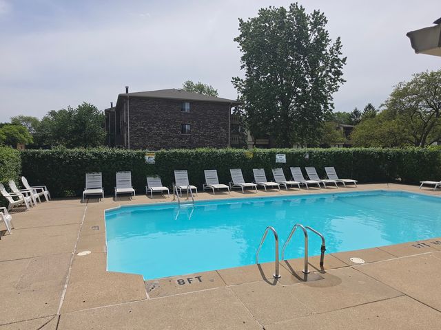 12 Parkside Court 10, Vernon Hills, IL 60061