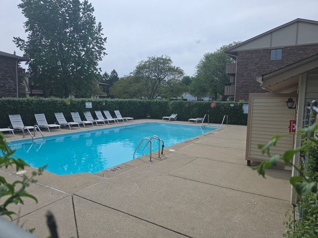 12 Parkside Court 10, Vernon Hills, IL 60061