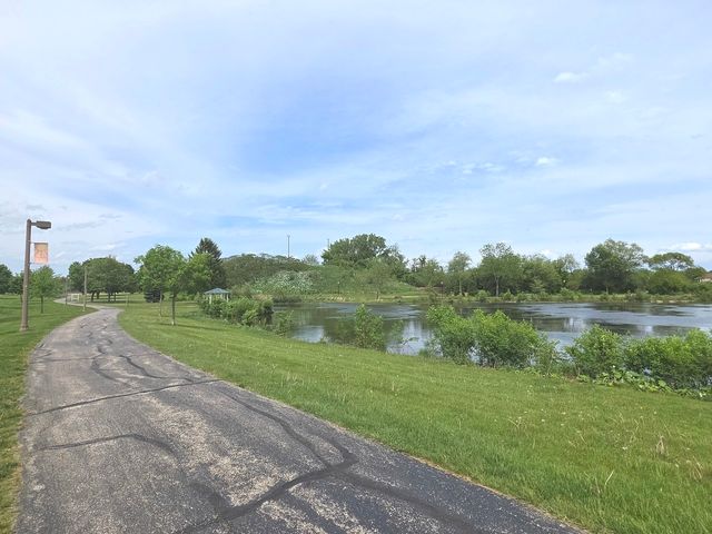 12 Parkside Court 10, Vernon Hills, IL 60061