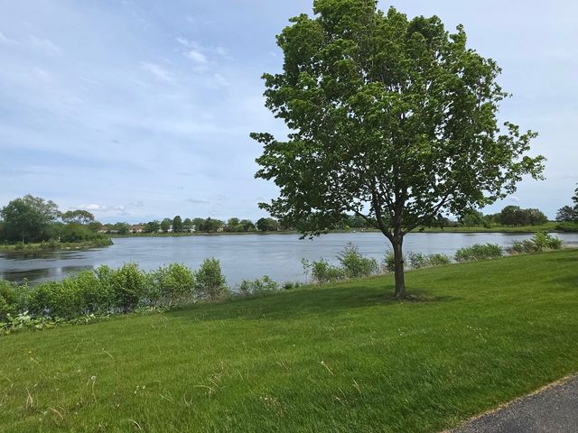 12 Parkside Court 10, Vernon Hills, IL 60061