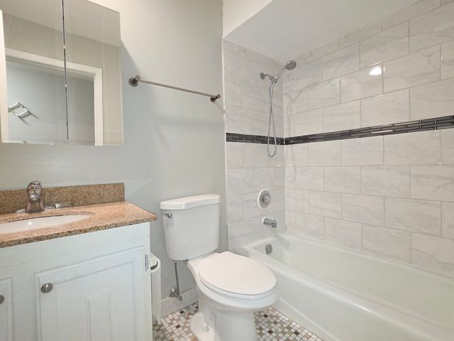 12 Parkside Court 10, Vernon Hills, IL 60061