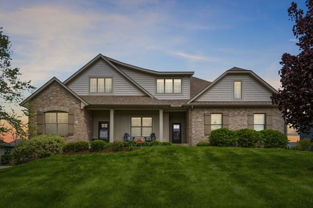 6858 Grover Station, Bettendorf, IA 52722