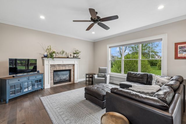 6858 Grover Station, Bettendorf, IA 52722