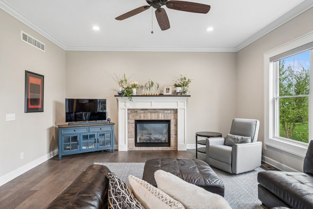 6858 Grover Station, Bettendorf, IA 52722
