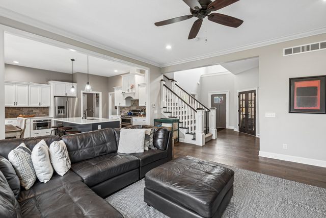 6858 Grover Station, Bettendorf, IA 52722