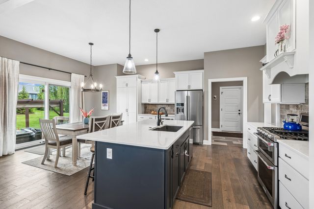 6858 Grover Station, Bettendorf, IA 52722