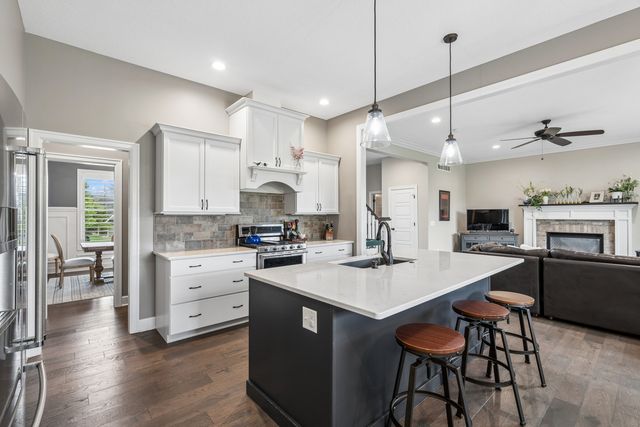 6858 Grover Station, Bettendorf, IA 52722