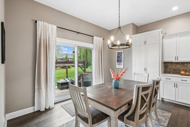 6858 Grover Station, Bettendorf, IA 52722