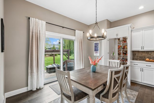 6858 Grover Station, Bettendorf, IA 52722