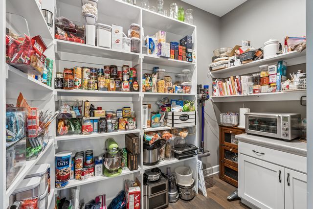 6858 Grover Station, Bettendorf, IA 52722