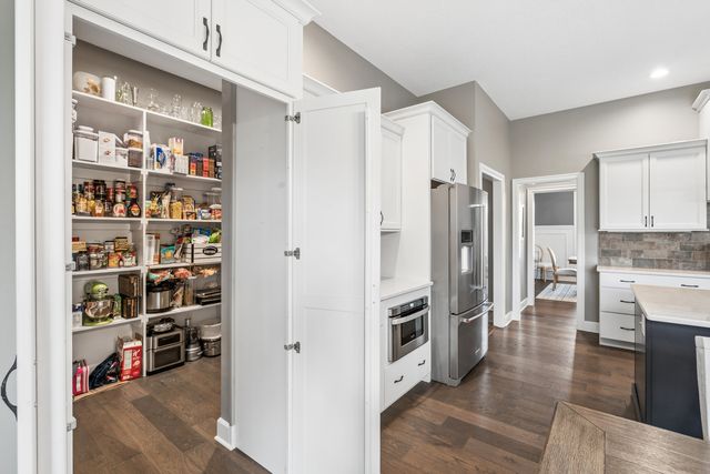 6858 Grover Station, Bettendorf, IA 52722