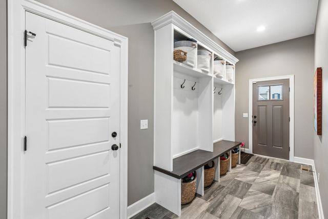 6858 Grover Station, Bettendorf, IA 52722